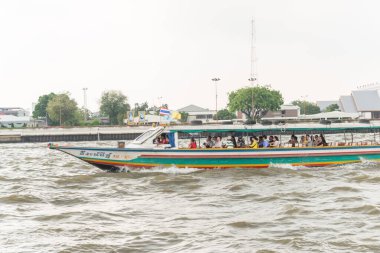 THAILAND - 29 Mart 2016: Turistlere eşlik eden gemi, Bangkok Chao praya Nehri 'ndeki Bangkok Nehri' ni izliyor