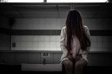 Asyalı kadın portresi kanla, korku sahnesiyle, korkunç geçmişiyle, Cadılar Bayramı posteriyle, Taylandlı insanlarla dolu.