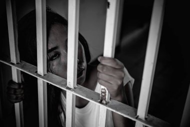 Demir hapishaneyi, esir konseptini, Tayland halkını yakalamak için çırpınan kadınların elleri özgür olmayı umuyor..