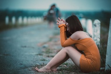 Güzel Taylandlı kadın karşılıksız aşktan çok üzgün, yeniden düşün, düşün, eski tarz, karanlık ton, kırık kalp, Asyalı kız