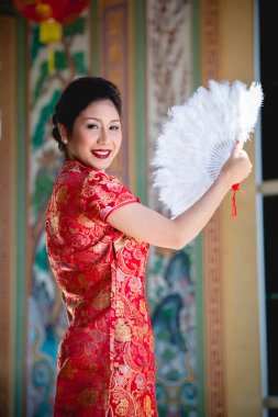 Cheongsam elbiseli güzel Asyalı kadın portresi, Tayland halkı, mutlu Çin yeni yılı konsepti.