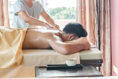 Adam masaj salonunda dinleniyor. 