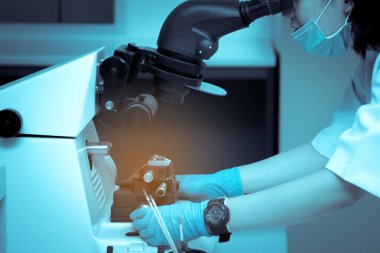 Bilim adamları bir örneğin yapısını incelemek için mikroskop kullanıyorlar..