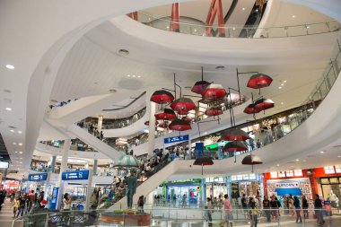 Korat - Tayland - 24 Aralık 2016: Tanımlanamayan kişiler yoğun bir şekilde birlikte 21. Terminal 'de sahne aldılar. Burası çok ünlü bir alışveriş merkezi.