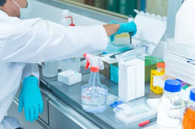 Bilimadamları plastik tüplerdeki kimyasalları kontrol ediyor.