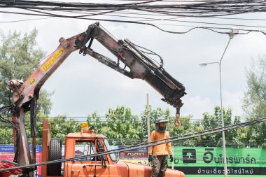 Nakhonratchasima, Tayland 25 Eylül: Elektrikçiler yüksek voltaj direğindeki birine yardım etmek için kontrol vincine sahipler. 25 Eylül 2016 'da Tayland' ın Nakhonratchasima kentinde