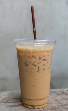 Masanın üzerinde bir bardak kahve.