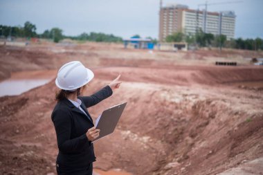 Köprü inşaatında çalışan mühendis kadın.