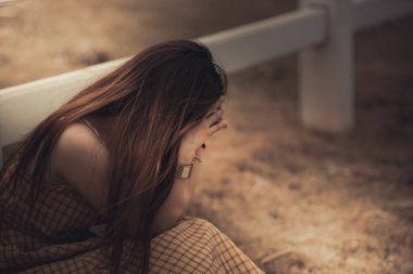 Güzel Taylandlı kadın karşılıksız aşktan çok üzgün, yeniden düşün, düşün, eski tarz, karanlık ton, kırık kalp, Asyalı kız