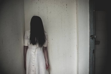 Asyalı kadın portresi kanla, korku sahnesiyle, korkunç geçmişiyle, Cadılar Bayramı posteriyle, Taylandlı insanlarla dolu.