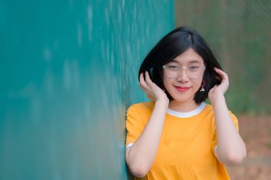 Güzel Asyalı şık bir kızın portresi fotoğraf çekmek için, Tayland 'lı gençlerin yaşam tarzı, modern kadın mutlu konsepti, tenis couse, pastel tonu