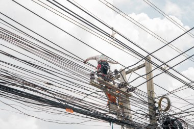 Nakhonratchasima, Tayland 25 Eylül: Elektrikçiler yüksek voltaj direklerinin ana kablolarını değiştiriyorlar. 25 Eylül 2016 tarihinde Tayland 'ın Nakhonratchasima kentinde