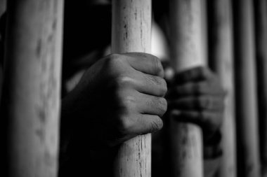 Demir hapishaneyi, esir konseptini, Tayland halkını yakalamak isteyen adamların elleri, özgür olmayı umuyoruz..