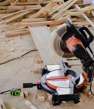 İnşaat alanındaki testere tamiri