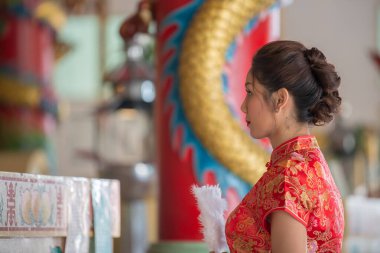 Cheongsam elbiseli güzel Asyalı kadın portresi, Tayland halkı, mutlu Çin yeni yılı konsepti.