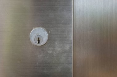 Kapı kolu olan metal bir kapıyı kapat.