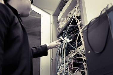 Alet çantalı mühendis iş için sunucu odasına gelir, ağ sorununu kontrol eder, sunucu odasında sunucu onarımı yapar, thailand insanları, Asyalı adam