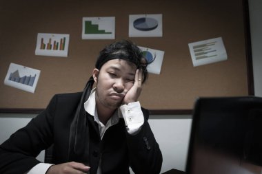 Asyalı işadamı aşırı çalışma sırasında stres altında