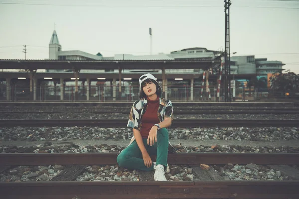 Retrato Ásia Hipster Menina Por Sol Ferroviário Vintage Estilo — Fotografia de Stock