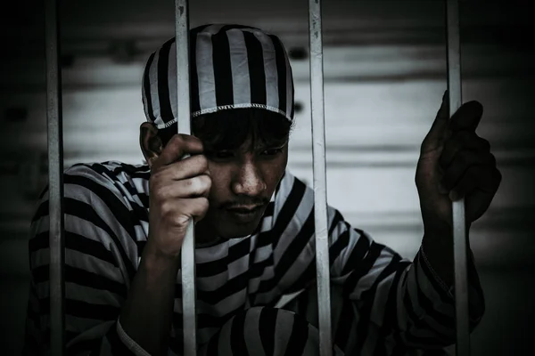Человек Отчаянно Пытающийся Поймать Железную Тюрьму Концепцию Заключенного — стоковое фото