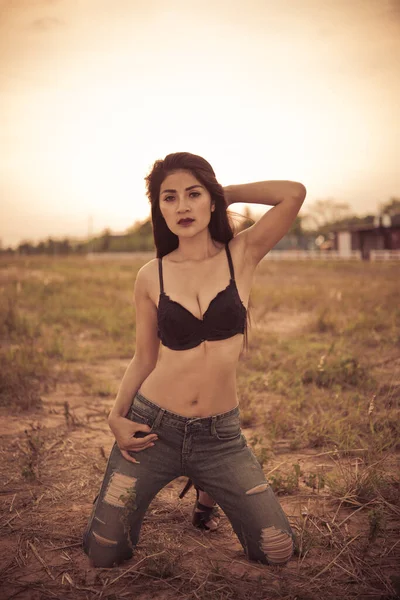 Close Sexy Woman Black Bra Field Sunset Vintage Style Hot — 스톡 사진