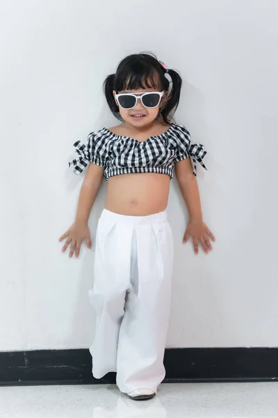 Porträt Eines Asiatischen Mädchens Posieren Für Ein Foto Thailändische Menschen — Stockfoto
