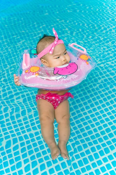 Lille Pige Svømning Pool Sundt Koncept - Stock-foto
