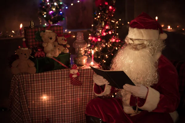 Papá Noel Sosteniendo Papel Leerlo Concepto Feliz Navidad —  Fotos de Stock