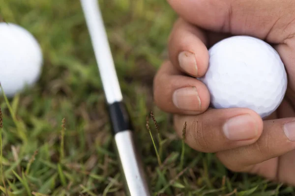 亚洲高尔夫球手的手在草坪上打高尔夫 人们打高尔夫 — 图库照片