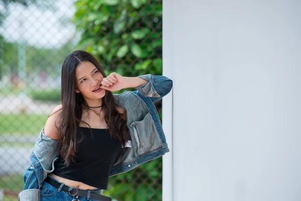 Retrato Bela Asiática Chique Menina Pose Para Tirar Uma Foto — Fotografia de Stock