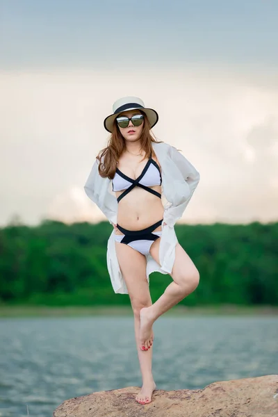 Portræt Smuk Asiatisk Sexet Kvinde Bære Bikini Klippesiden Havet Aftenen - Stock-foto