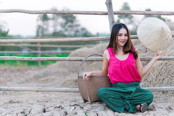 Retrato Bela Mulher Asiática Usar Vestido Campo Tailandês Campo Tailândia — Fotografia de Stock