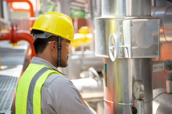 Ingénieur Asiatique Portant Des Lunettes Travaillant Dans Chaufferie Vérification Maintenance — Photo