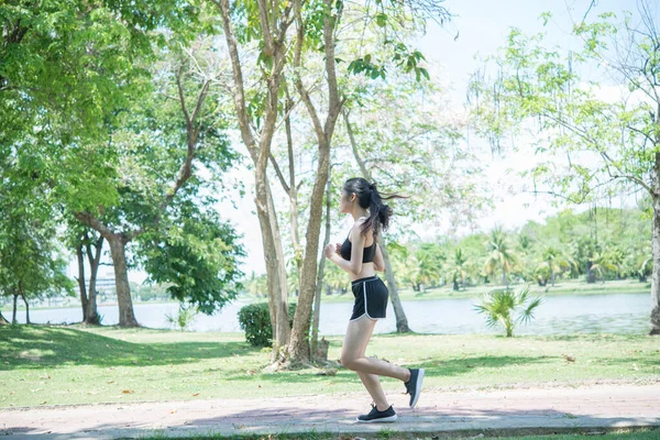 Linda Mulher Asiática Correndo Estrada Para Queimar Gordura Parque Luz — Fotografia de Stock