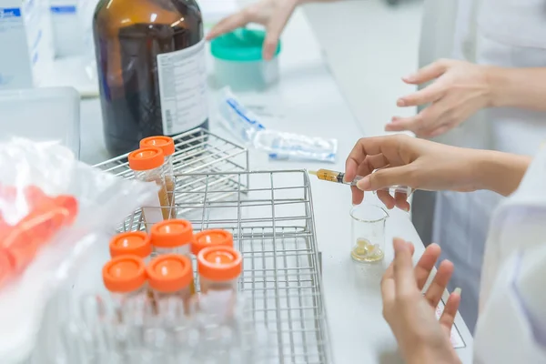 Dva Vědec Mix Chemikálií Aby Experiment Laboratoři Směs Tkaniny Vzorky — Stock fotografie