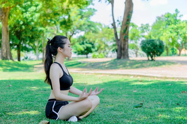 Bella Donna Asiatica Sedersi Sul Prato Giocare Yoga Nel Parco — Foto Stock