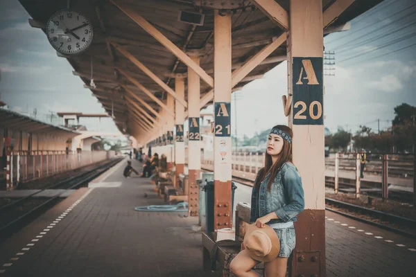 Asiatische Touristen Warten Zug Bahnhof Thailändische Hipster Mann Gehen Auf — Stockfoto