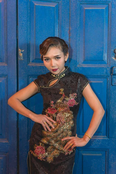 Porträt Einer Asiatischen Frau Schwarzem Kleid Auf Hölzernem Türhintergrund Nachtszene — Stockfoto