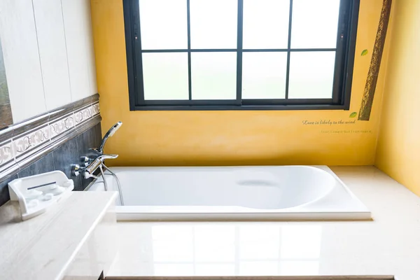 Lujosa Bañera Moderno Baño Amarillo Día Soleado Con Luz Solar — Foto de Stock