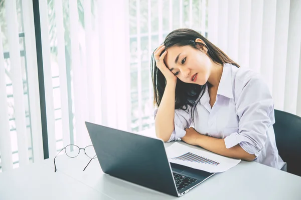 Joven Mujer Negocios Estresada Por Sobrecarga Trabajo Mientras Trabaja Oficina — Foto de Stock