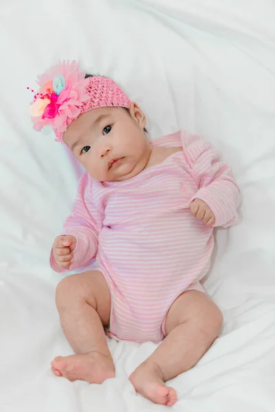 Süße Asiatische Baby Mädchen Sitzen Auf Dem Bett Rosa Kleid — Stockfoto