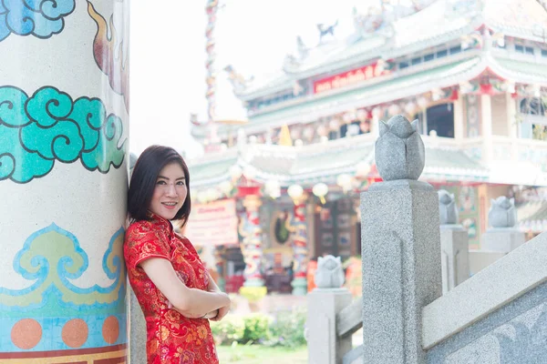 Cheongsam Elbiseli Iki Güzel Asyalı Kadının Portresi Tayland Halkı Mutlu — Stok fotoğraf