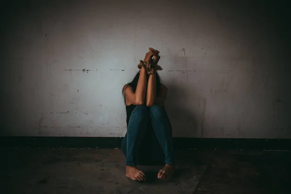 Asiática Refém Mulher Ligado Com Corda Noite Cena Ladrões Sequestrado — Fotografia de Stock