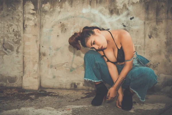 Retrato Ásia Sexy Hipster Menina Mostrar Sutiã Abandonado Edifício Punk — Fotografia de Stock