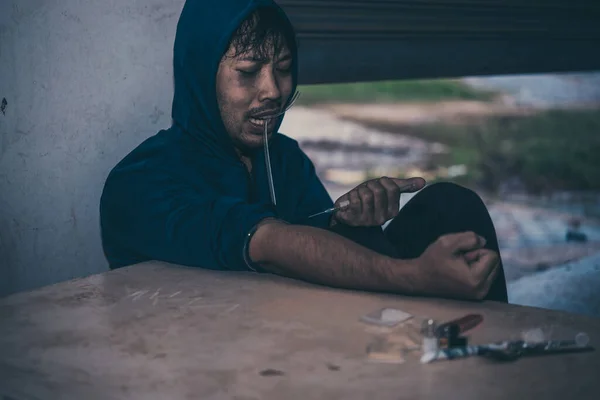 Asiatiska Män Narkotikamissbrukare För Att Injicera Heroin Sina Ådror Själva — Stockfoto