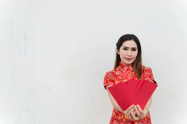 Happy Chinese New Year Portrait Asian Woman Has Red Envelope — 图库照片