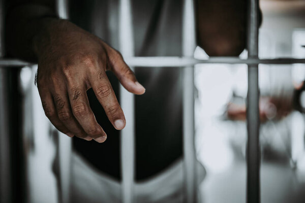 Руки людей, отчаянно пытающихся поймать железную тюрьму, концепцию заключенных, таиландцев, Надежда на свободу
.