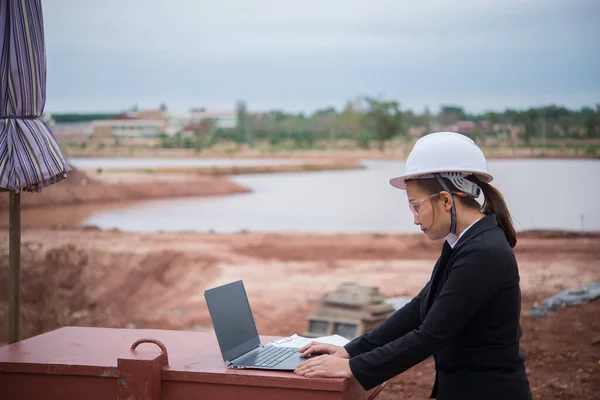 建設中の橋の現場で働くエンジニアの女性は — ストック写真