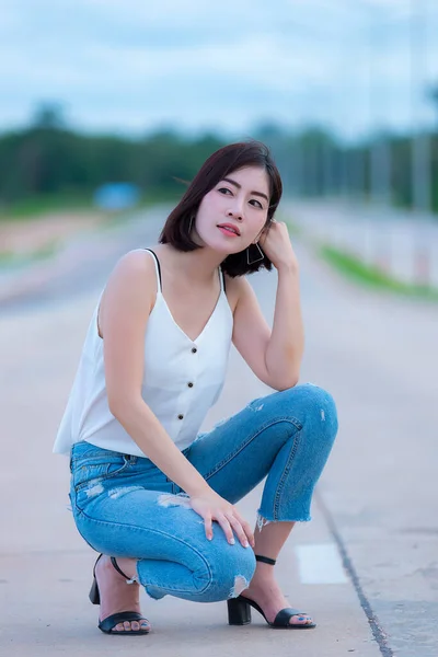 Retrato Bela Mulher Asiática Cabelo Dourado Livre Conceito Mulher Feliz — Fotografia de Stock