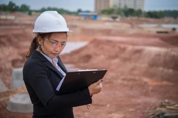 Ingenieurin Arbeitet Baustelle Der Bau Befindlichen Brücke — Stockfoto